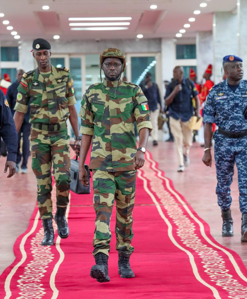 Bassirou Diomaye en tenue de combat 